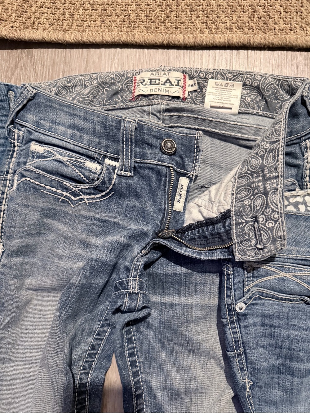 Ariat Women’s Faded Blue Distressed Denim Jeans 26R & 27R